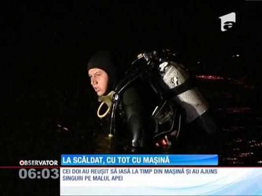 Au căzut în lacul Plumbuita, după ce șoferul a uitat să tragă frâna de mână