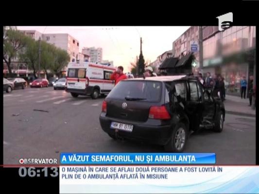 Un şofer mult prea grăbit a fost băgat în spital de o ambulanţă aflată în misiune