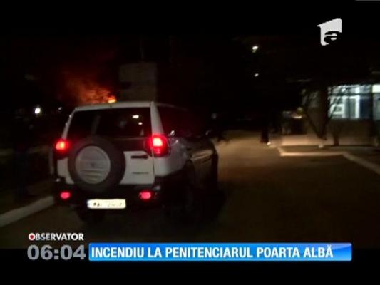 Un incendiu puternic a izbucnit la Penitenciarul Poarta Albă. 50 de deţinuţi, evacuați