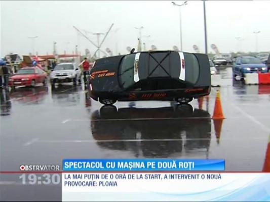 Spectacol cu mașina pe două roți