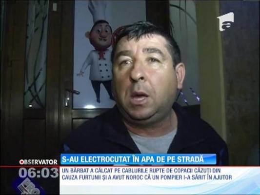 S-au electrocutat în apa de pe stradă