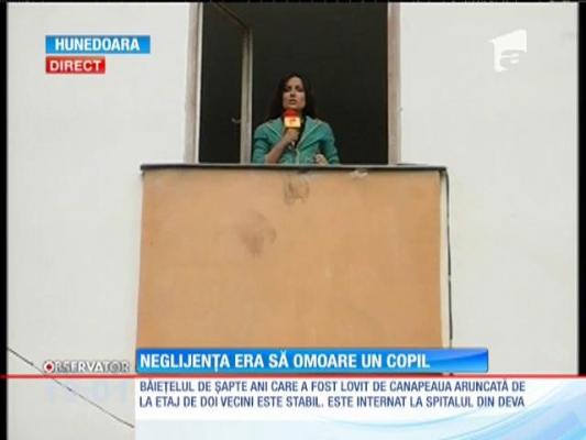 Update! Copil lovit în cap de o canapea