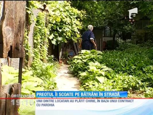 Preotul îi scoate pe bătrâni în stradă