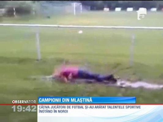 Câţiva fotbalişti și-au arătat talentul de înotători în noroi