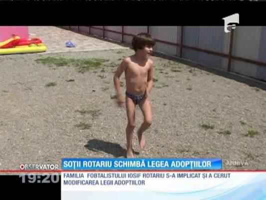 Copiii orfani ar putea ajunge mai repede lângă părinţi. Legea adopţiilor se va simplifica