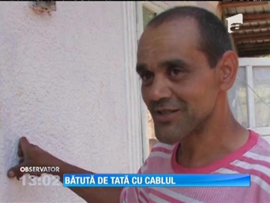 Bătută de tată cu cablul