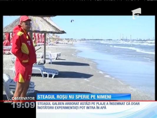 Pe litoral steagul roșu nu mai sperie pe nimeni