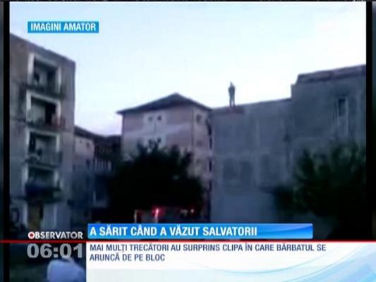 Imagini șocante! A sărit în cap de la etajul 2 când a văzut salvatorii