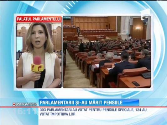 UPDATE! Deputaţii şi senatorii vor avea pensii de 4.400 de lei lunar