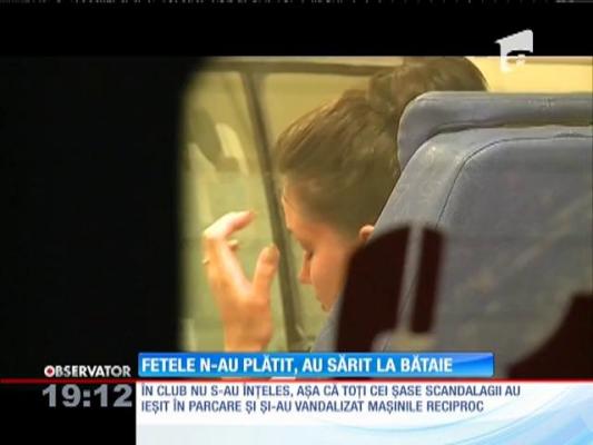 Câţiva tineri şi-au vandalizat reciproc maşinile din cauza unei note de plată din club