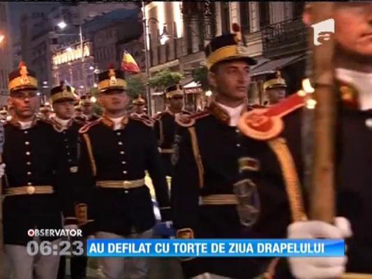 Zeci de militari au defilat cu torţe pe străzile Capitalei, de Ziua Drapelului