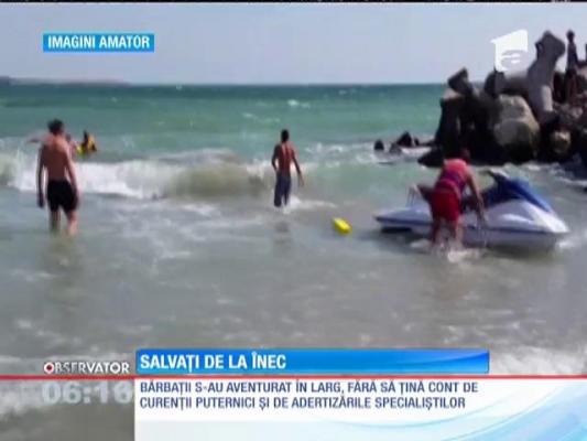 Scoşi din valurile mari de salvamarii din staţiunea Jupiter