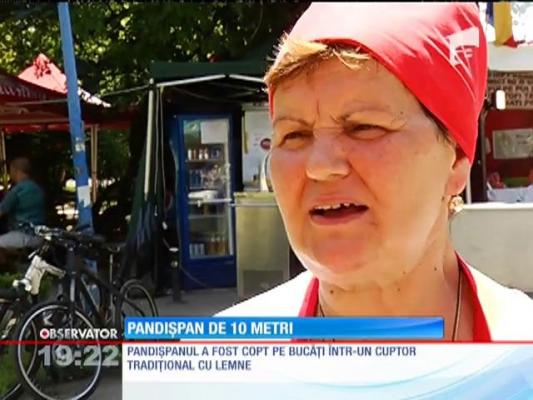 Gospodinele maramureșene din Parcul Național al Capitalei au pregătit un pandișpan de 10 metri lungime