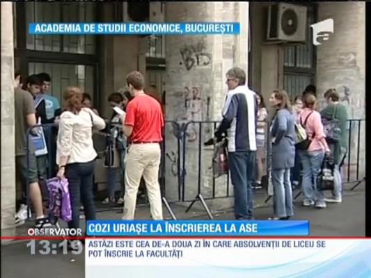 Cozi uriașe la înscrierea de la Academia de Studii Economice din Bucureşti