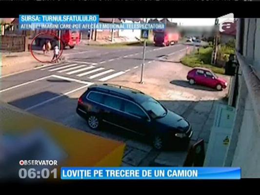 O mamă şi fiul ei de 8 ani, spulberați pe trecerea de pietoni de un camion