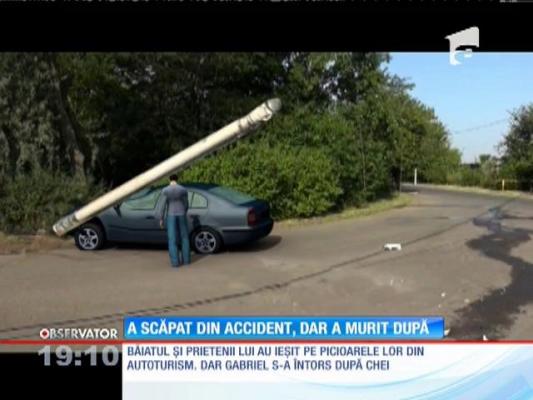 A scăpat teafăr dintr-un accident rutier, dar a murit după câteva secunde, strivit de un stâlp de iluminat