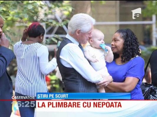 Fostul preşedinte american, Bill Clinton, la plimbare cu nepoata
