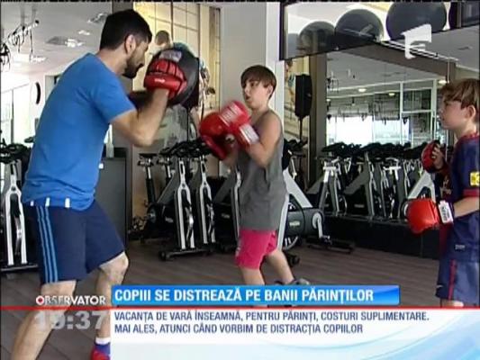 Copiii se distrează pe banii părinților