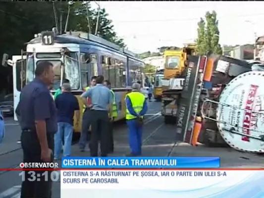 Impact între un tramvai şi o cisternă, în Iaşi