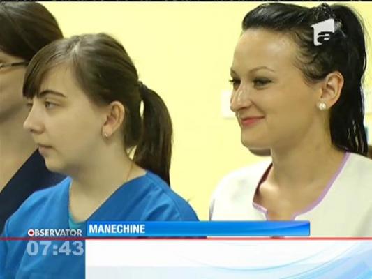 Manechinele care defilează prin faţa viitorilor ginecologi