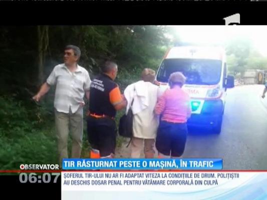 TIR răsturnat peste o maşină, în trafic