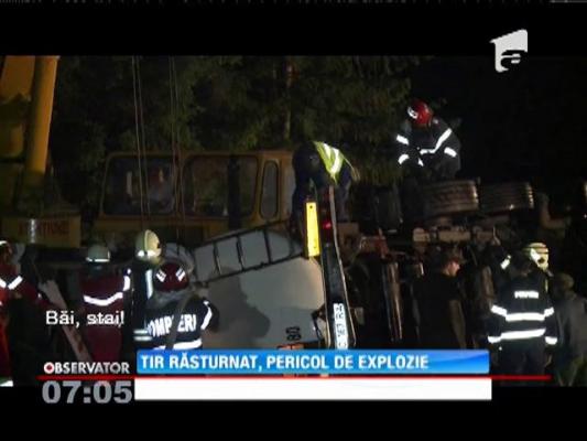 Un TIR încărcat cu 23 de tone de alcool etilic s-a răsturnat în Pasul Mestecăniş