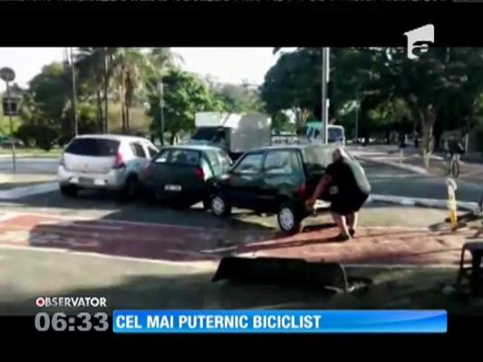 Video VIRAL! Un brazilian a mutat cu braţele o maşină parcată pe pista de biciclete