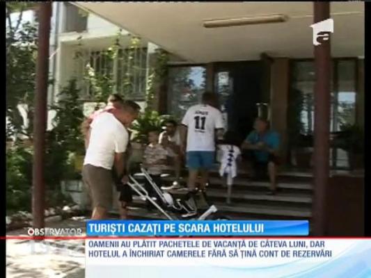 Turişti cazaţi pe scara unui hotel din Eforie Nord