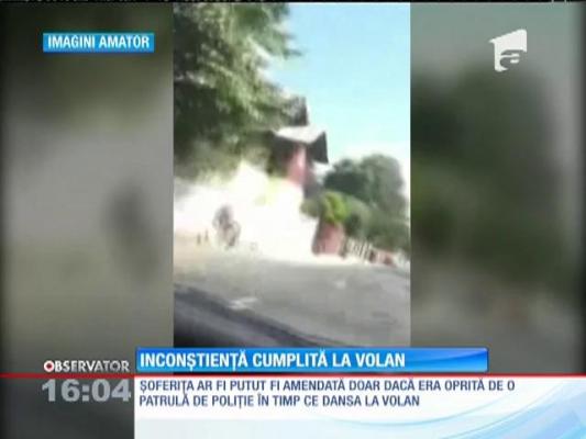 O tânără filmată în timp ce a lăsat volanul pe mâna unei prietene iar ea s-a apucat să danseze