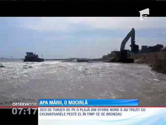 Zeci de turişti de pe o plajă din Eforie Nord s-au trezit cu excavatoarele peste ei