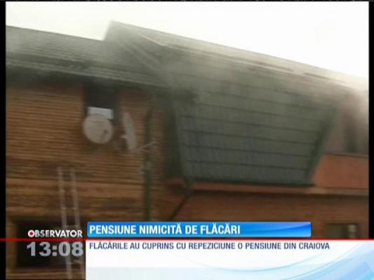 Pensiune din Craiova cuprinsă de flăcări violente