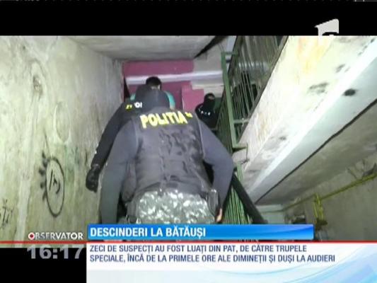 Zeci de interlopi din Aninoasa şi Vulcan, luaţi din pat de către trupele speciale