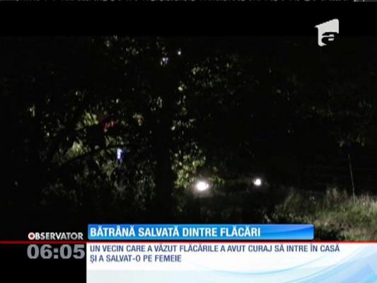 O bătrână din Petroşani a rămas fără casă din cauza unui incendiu