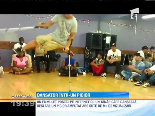 Un tânăr fără un picior face breakdance