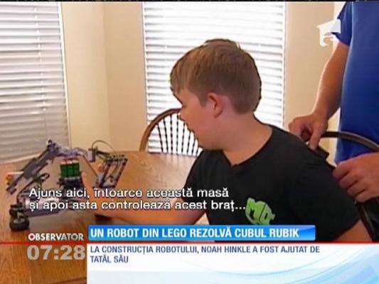 Un robot din lego rezolvă cubul Rubik