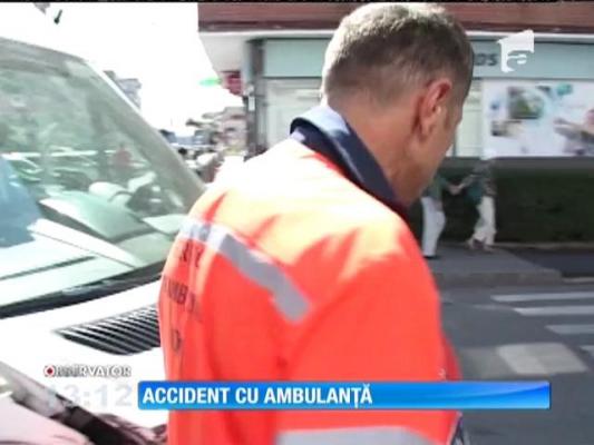 O ambulanţă a lovit două maşini în Târgu-Jiu