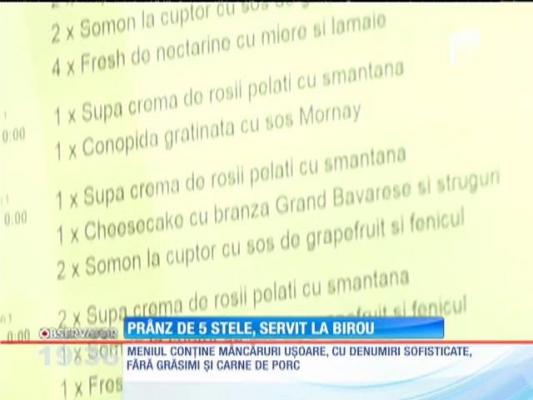 Chiar dacă mâncaţi la birou şi comandaţi mâncarea, puteţi avea parte de un prânz ca în marile restaurante