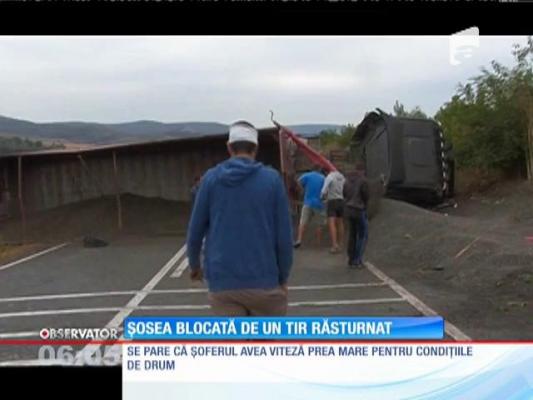 Un TIR încărcat cu seminţe de floarea-soarelui s-a răsturnat pe o şosea din judeţul Vaslui