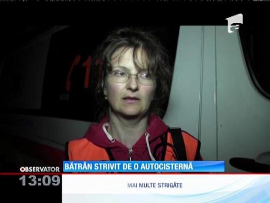 Un bătrân de 80 de ani a murit după ce a fost călcat de o autocisternă