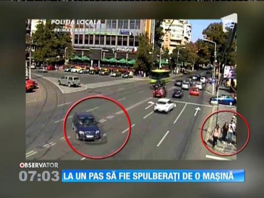 Un şofer a fost la un pas să spulbere, cu bolidul, un grup de pietoni