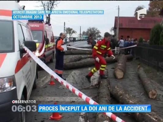 A început procesul în cazul celor doi oameni ucişi într-o staţie de autobuz, de un TIR cu lemne