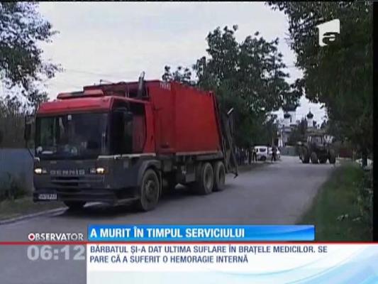 Angajat de la o companie de salubritate, strivit între maşina de gunoi şi un tractor