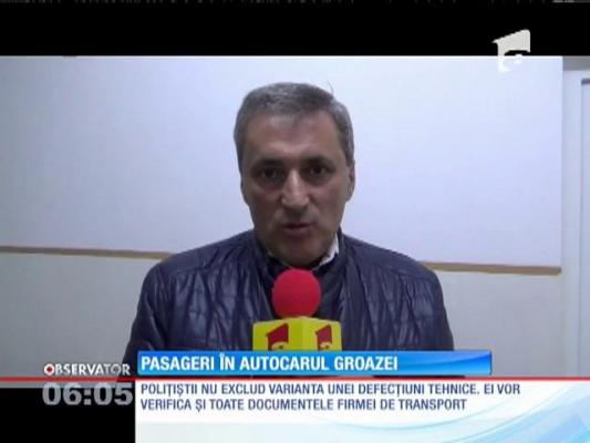 Caransebeş: Un autocar cu peste 50 de oameni a spulberat o maşină apoi s-a zdrobit de un stâlp
