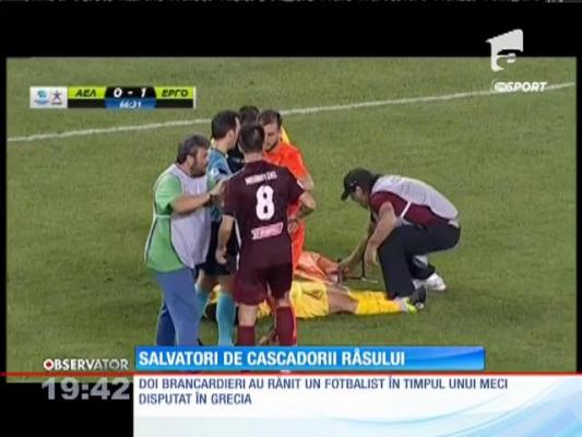 Doi brancardieri au rănit un fotbalist pe care îl preluaseră de pe gazon