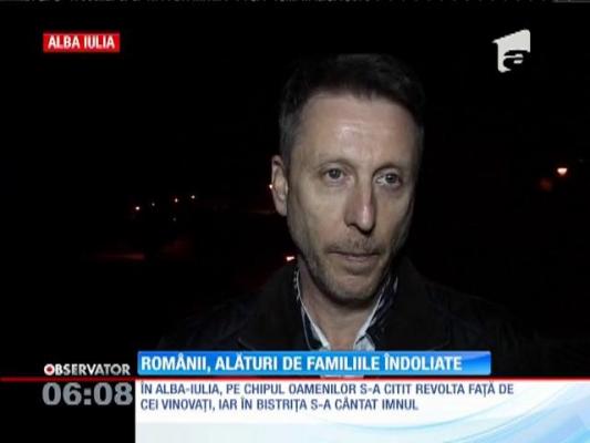 Pentru a treia seară, în oraşele din România s-au aprins candele în memoria celor 31 de morţi