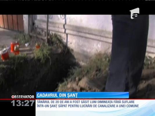 Tânăr găsit mort într-un șanț nesemnalizat