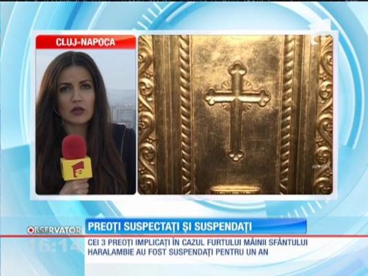Cei trei preoţi implicaţi în cazul furtului mâinii sfântului Haralambie au fost suspendaţi pentru un an
