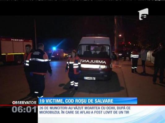 Un microbuz plin cu muncitori a fost răsturnat de către un TIR. 19 oameni au fost răniți