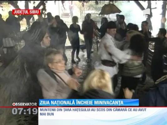 Ziua Naţională a încheiat minivacanţa de patru zile
