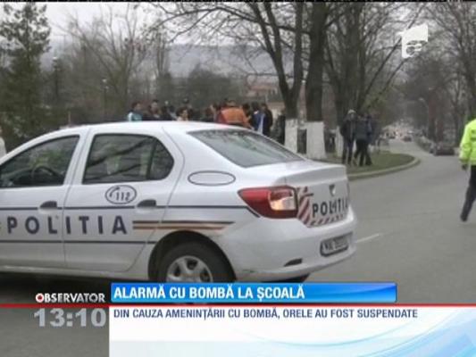 ALARMA CU BOMBĂ de la un liceu din Hunedoara, o farsă